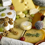 Сырная тарелка со свежим инжиром