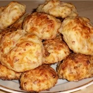 Сырная закуска с колбасой