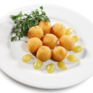 Сырные крокеты с миндалем и горчичным соусом