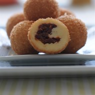 Сырные крокеты с томатами