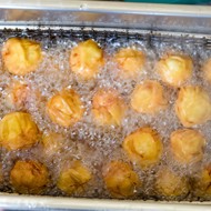 Сырные пышки с томатным соусом