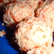 Сырные шарики с крабовыми палочками и маслинами