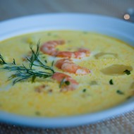 Сырный суп с креветками и зеленью