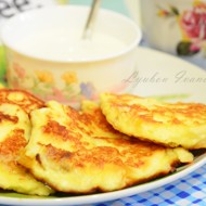 Сырники с бананом, курагой и ванильным сахаром