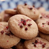 Сырное печенье с розовым перцем