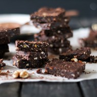 Сыроедческий брауни с кусочками какао-бобов