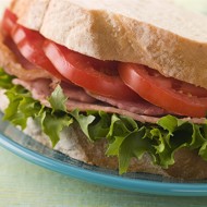 Сэндвич с беконом, салатом и томатами