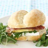 Сэндвич с грушей, сыром бри и ветчиной