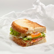 Сэндвич с яичницей, беконом и сыром