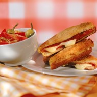 Сэндвич с перцем и моцареллой