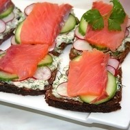 Сэндвич с семгой и свежими овощами