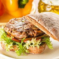 Сэндвич с жареной говядиной, сыром и соусом с хреном