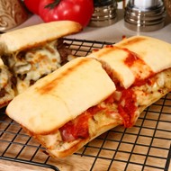 Сэндвичи на гриле с говядиной, ветчиной и сыром