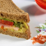 Сэндвичи с гуакамоле, каперсами и копченым мясом