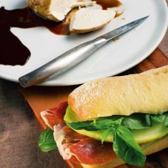 Сэндвичи с пармской ветчиной, галльской дыней и зеленым базиликом