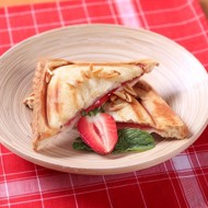 Сэндвичи с сырным кремом и свежей клубникой