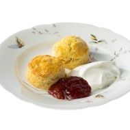 Сконы с клубничным джемом и взбитыми сливками