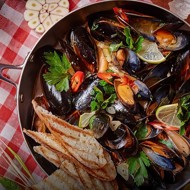 Сковорода мидий в остро-томатном соусе