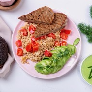 Скрэмбл из тофу с авокадо и томатами