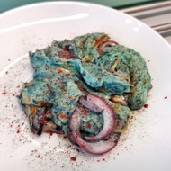 Скрэмбл с соком из красной капусты