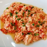 Скрэмбл с томатами и луком