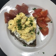 Скрэмбл с тостом и хамоном