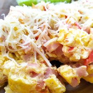 Скрэмбл с ветчиной и помидорами