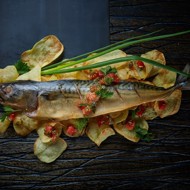 Скумбрия копченая с домашними чипсами и красной сальсой