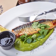 Скумбрия на гриле с пюре из горошка