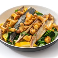 Скумбрия на мангале с кабачками и лисичками