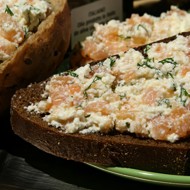 Слабосоленая семга с творогом и укропом