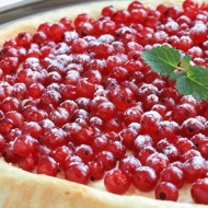 Сладкая пицца с красной смородиной