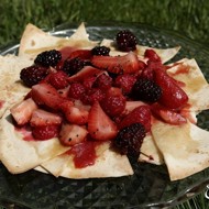 Сладкая тортилья с клубникой, малиной и ежевикой