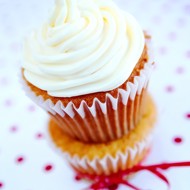 Сладкие капкейки из цукини с сырной глазурью