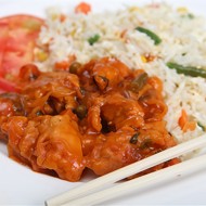 Сладкие куриные грудки во фритюре с зеленым луком, рисовым вином и цедрой апельсина