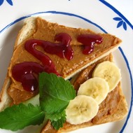 Сладкие сэндвичи с арахисом, клубникой и бананом