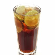 Сладкий чай с водкой и лимонадом