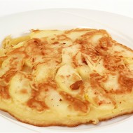 Сладкий омлет с карамелизированными яблоками