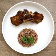 Слайсы из говяжьего языка с гречкой