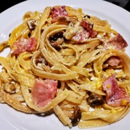 Сливочная паста с беконом и грибами шимеджи