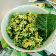 Сливочная яичница со шпинатом