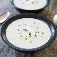 Сливочный крем-суп из шампиньонов с гренками