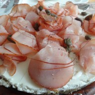 Сливочно-рокфоровый торт с рукколой и прошутто