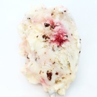 Сливочное мороженое с меренгами, шоколадной крошкой и малиновой прослойкой