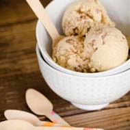 Сливочное мороженое с жареным пеканом