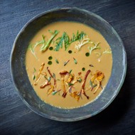 Сливочный крем-суп из лисичек с зеленью