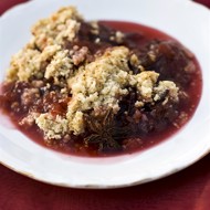 Сливовый коблер с медом