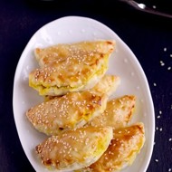 Слоеные пирожки с курицей карри