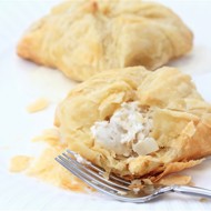 Слоеные пирожки с курицей