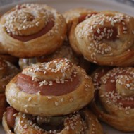 Слоеные рулетики с сосисками